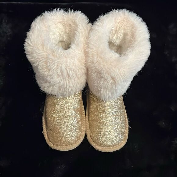 The Children’s Place Gold Glitter Chalet Boots - Picture 2 of 8